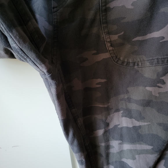 Athleta farallon Camo jogger pants 8P - Picture 5 of 14